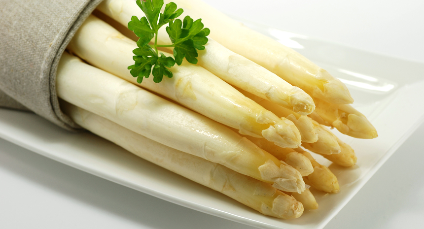 Spargel auf einem Teller