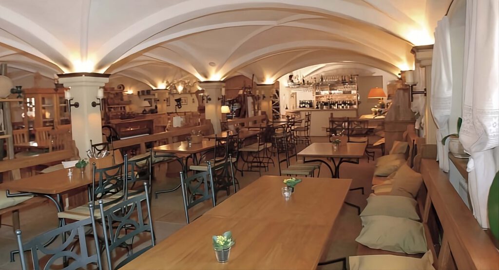 Innenraum tische etc.